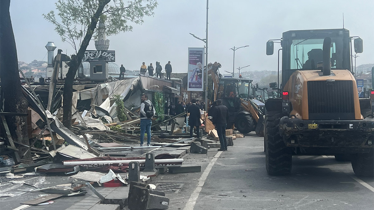 Üsküdar sahilinde kaçak yapılar yıkıldı, Üsküdar Salacak Sahili'nde bulunan kafe ile restoranların yıkımı sabah yaşanan gerginliğin ardından tamamlandı.