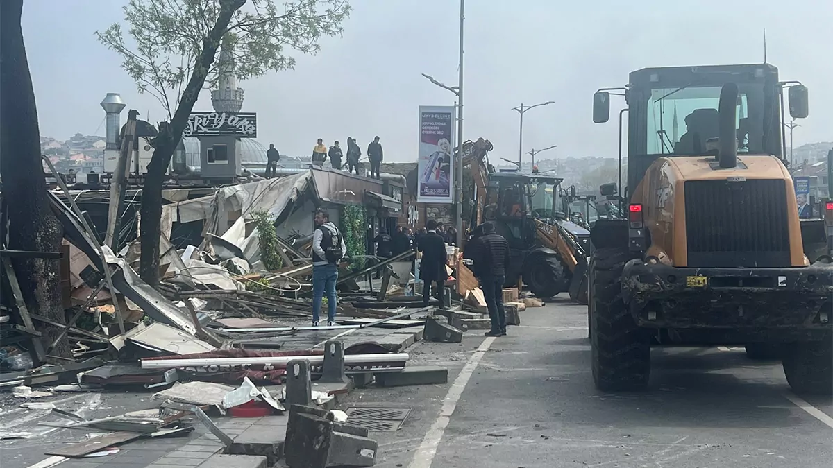 Üsküdar sahilinde kaçak yapılar yıkıldı, üsküdar salacak sahili'nde bulunan kafe ile restoranların yıkımı sabah yaşanan gerginliğin ardından tamamlandı.