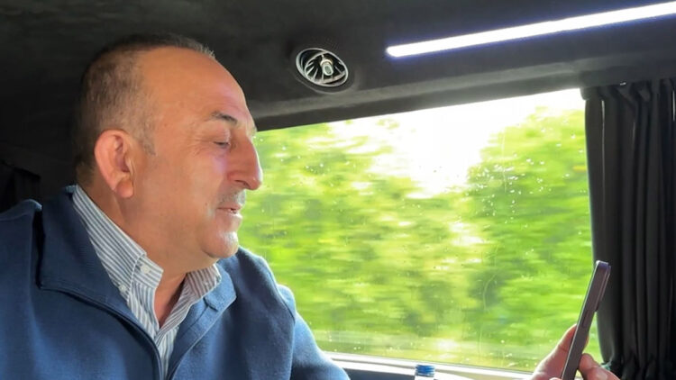 Çavuşoğlu, Sudan'dan tahliye edilen kafile ile görüştü