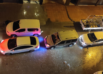 Van'da bastıran sağanak trafiği kilitledi