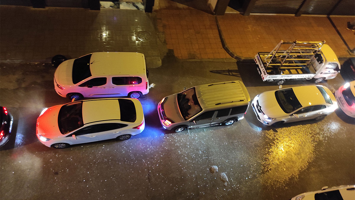 Van'da bastıran sağanak trafiği kilitledi