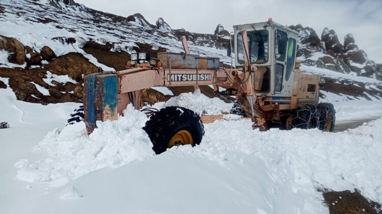 Van'ın Saray ilçesi beyaza büründü