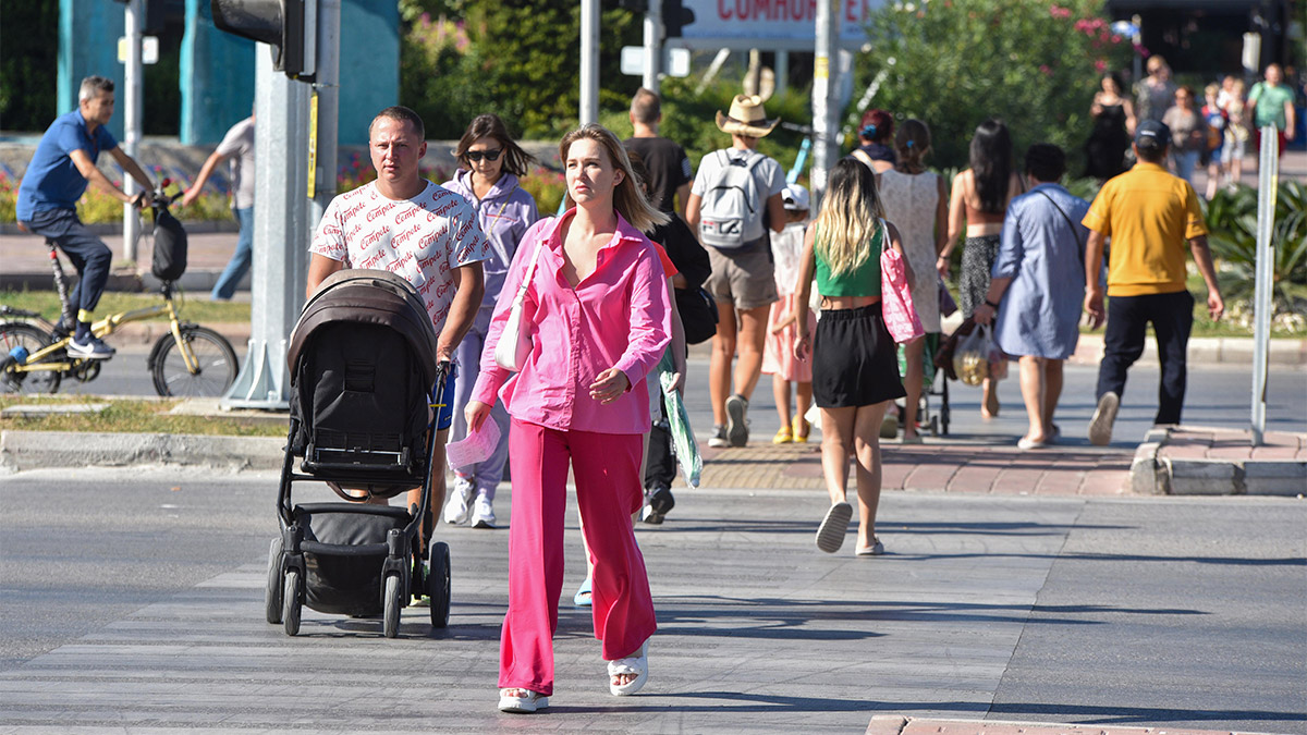 Rusya ile Ukrayna arasındaki savaş nedeniyle iki ülkeden göç almaya devam eden Antalya'da Rusların konut yatırımı artarak sürüyor.