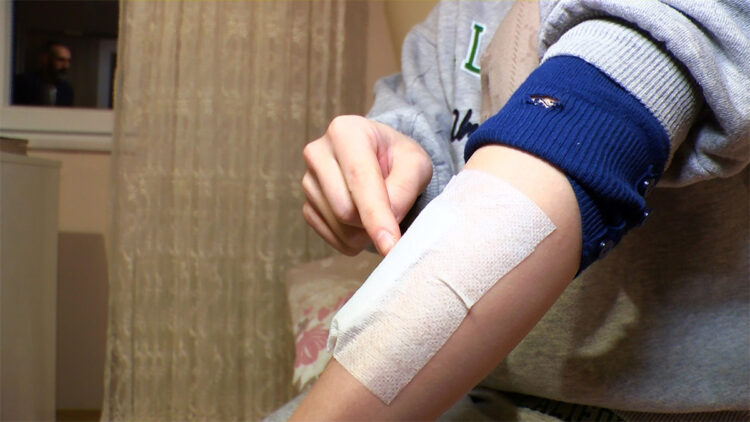 Yasemin, penceresine isabet eden mermi ile yaralandı