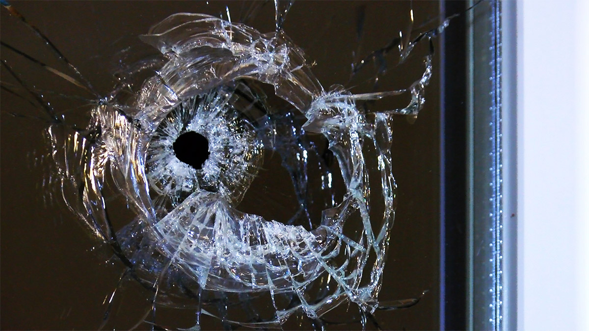 Bursa'da, yatak odasında telefonundan film izleyen Yasemin Pelit (26), kulaklığını taktığı sırada, penceresine isabet eden mermi ile yaralandı.