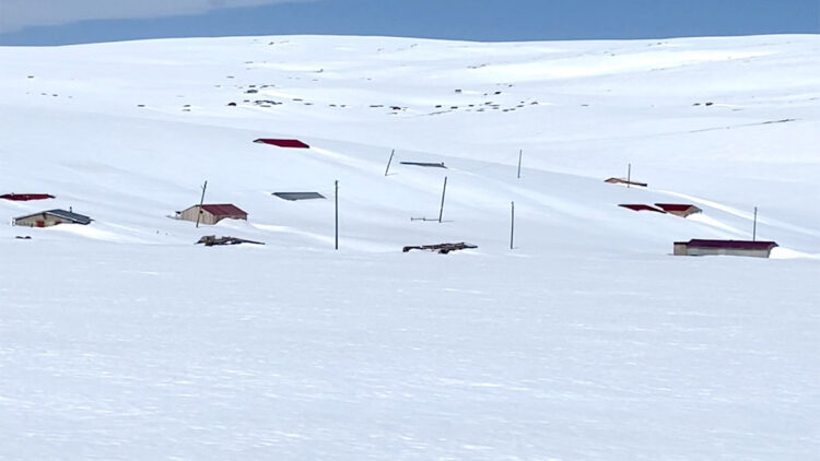 Bülbülan Yaylası'ndaki evler kar altında kaldı