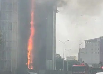 Esenyurt'ta 4 katlı iş merkezinde yangın