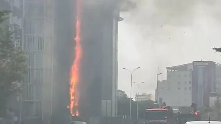 Esenyurt'ta 4 katlı iş merkezinde yangın