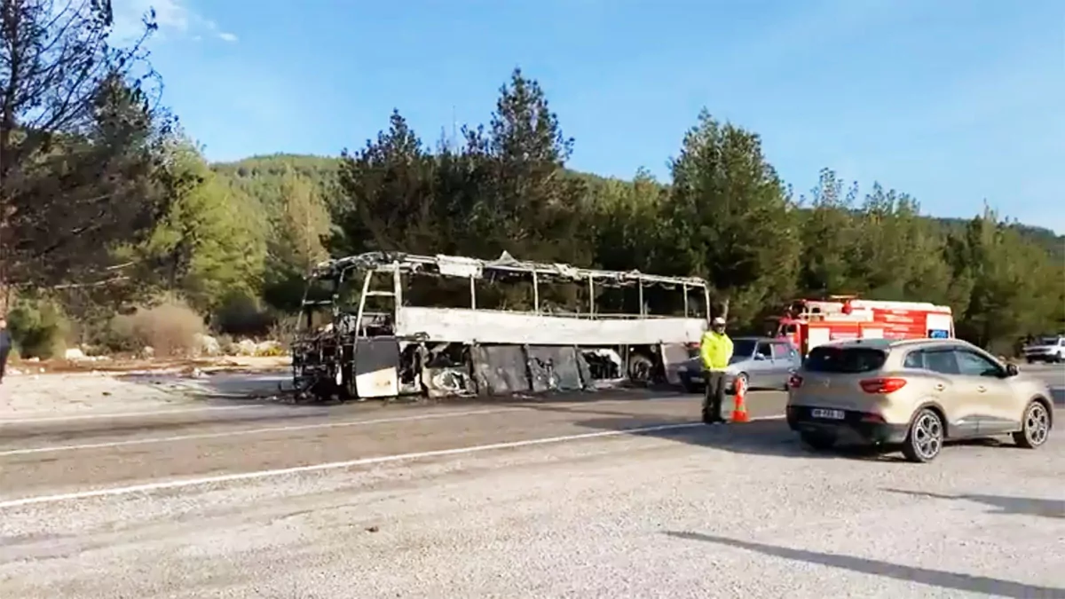 Muğla'da yolcu otobüsü alev alev yandı