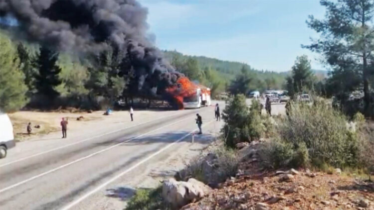 Muğla'da yolcu otobüsü alev alev yandı