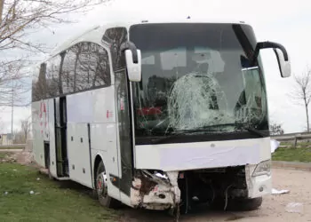 Boş araziye savrulan yolcu otobüsünde 17 kişi yaralandı