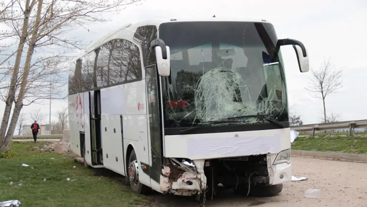 Boş araziye savrulan yolcu otobüsünde 17 kişi yaralandı