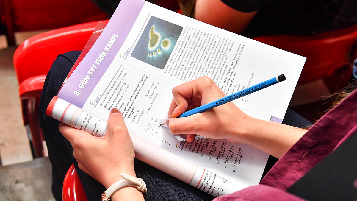 Ankara Büyükşehir Belediyesi Kadın ve Aile Hizmetleri Daire Başkanlığının Benim Hocam Yayıncılık ile yaptığı iş birliği kapsamında düzenlediği YKS Genel Tekrar Kampı başladı.