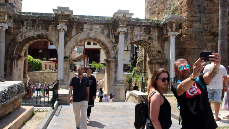 1893 yıllık Hadrianus Kapısı, bakımsızlıktan yeşerdi