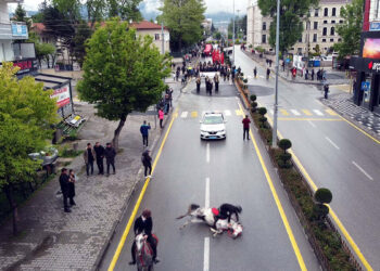 19 Mayıs kortejinde at ve binicisi yağmurda düştü