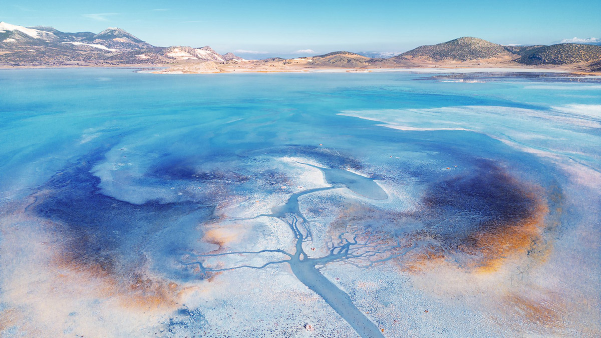 Doğa Derneği, 'Türkiye'de tehlike altındaki sulak alanlar' başlıklı çalışmasında şu ana kadar 20 sulak alanla ilgili yaşanan sorunları ortaya koydu. Çalışmada Türkiye'nin en büyük gölü Van Gölü'nden Eğirdir Gölü'ne, Burdur Gölü'nden Tuz Gölü'ne birçok sulak alanın, kuraklık ve kirlilik tehdidi gibi nedenlerle yok olma tehlikesi yaşadığı kaydedildi.