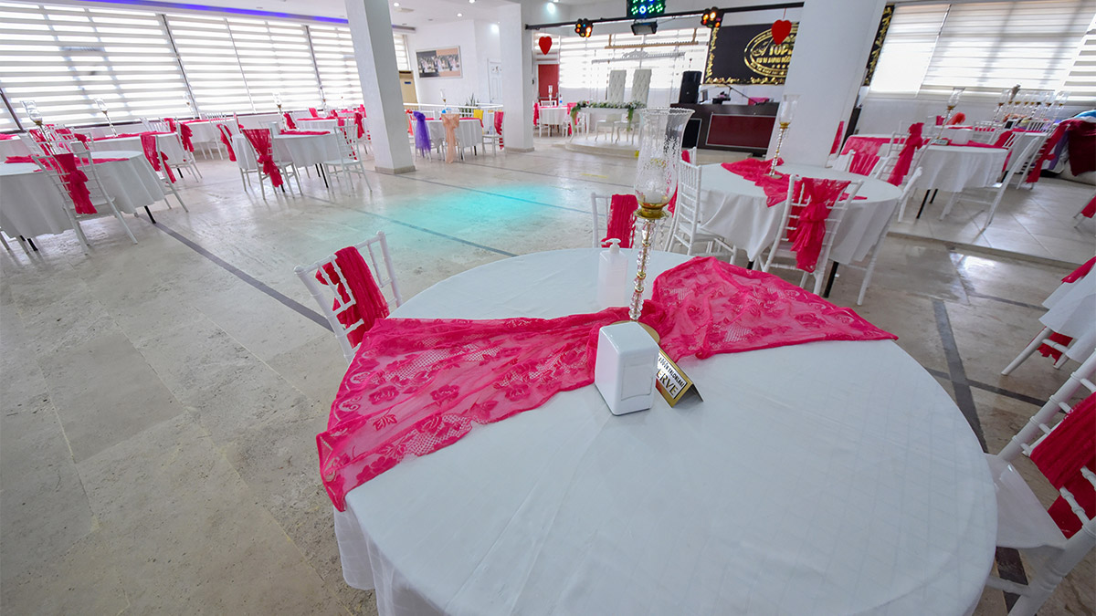 Yaz dönemindeki düğün yoğunluğu nedeniyle aylar öncesinden 28 Mayıs'a düğün planlayanların rezervasyon erteleme telaşı başladı.