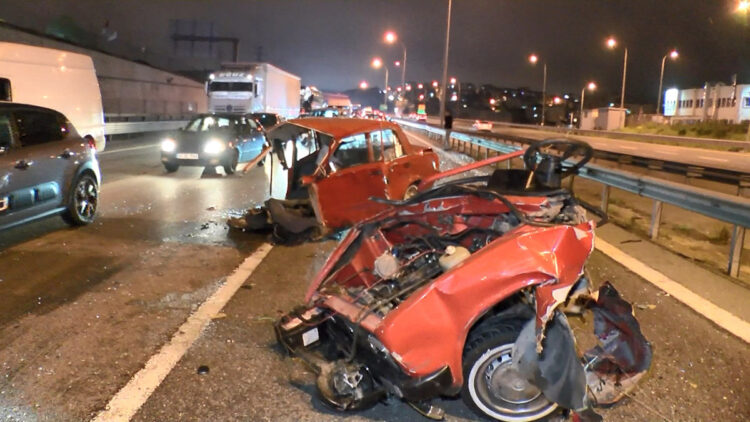 3 araca çarpan otomobil ikiye bölündü: 2 yaralı