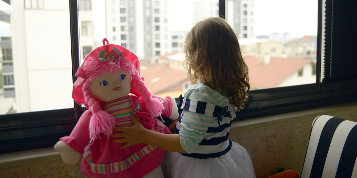 Eski kayınpederi Halil A.’yı (74) darbettiği gerekçesiyle Ülkü Akdemir ile 3 yaşındaki kız çocuğu ev hapsinde.