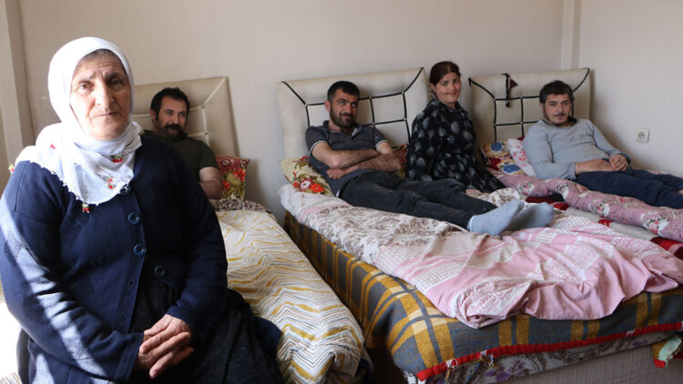 4 engelli çocuğuna hem annelik hem de babalık yapıyor