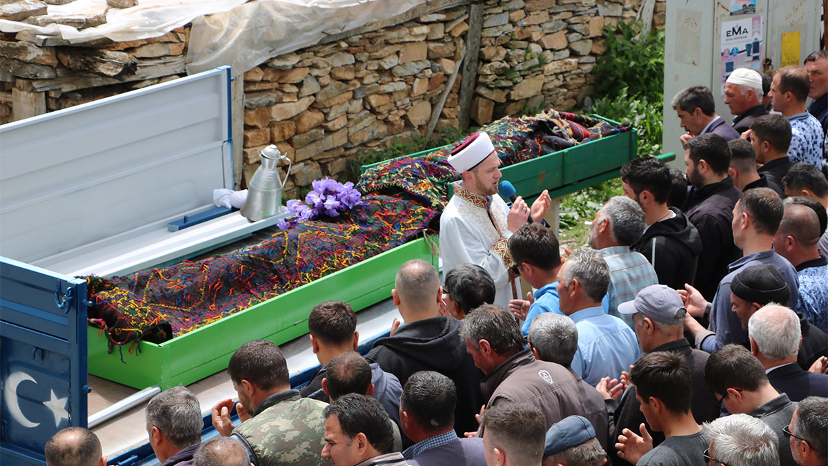 Gölette boğulup hayatını kaybeden gençler defnedildi