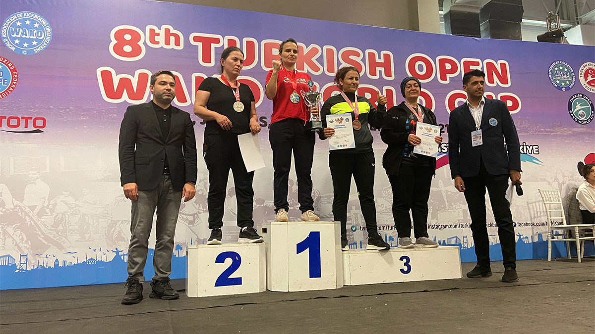 Diyarbakır’da 4 yıl önce kick boksa başlayan ve ilk madalyasını 2 yıl önce Antalya’da düzenlenen Avrupa Kupası'nda kadınlar ağır sıklette 3’üncü olarak alan 41 yaşındaki Saniye Tekin, 17-21 Mayıs tarihleri arasında İstanbul’da düzenlenen 8'inci Uluslararası Kick Boks Dünya Kupası'nda 3 branşta 3 bronz madalya aldı.