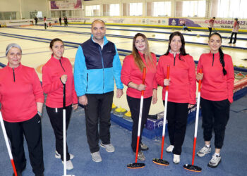 5 kadının kurduğu curling takımı, gençlerle yarışıyor