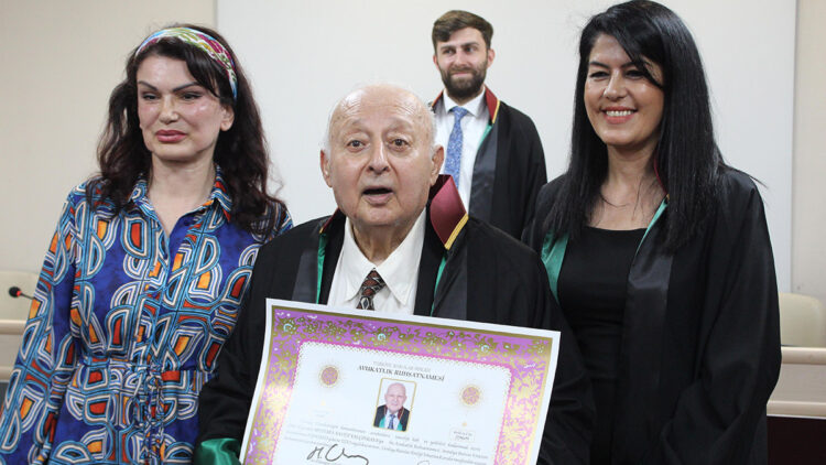 84 yaşında avukat oldu