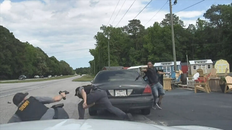 ABD’de polislere yapılan silahlı saldırı kamerada