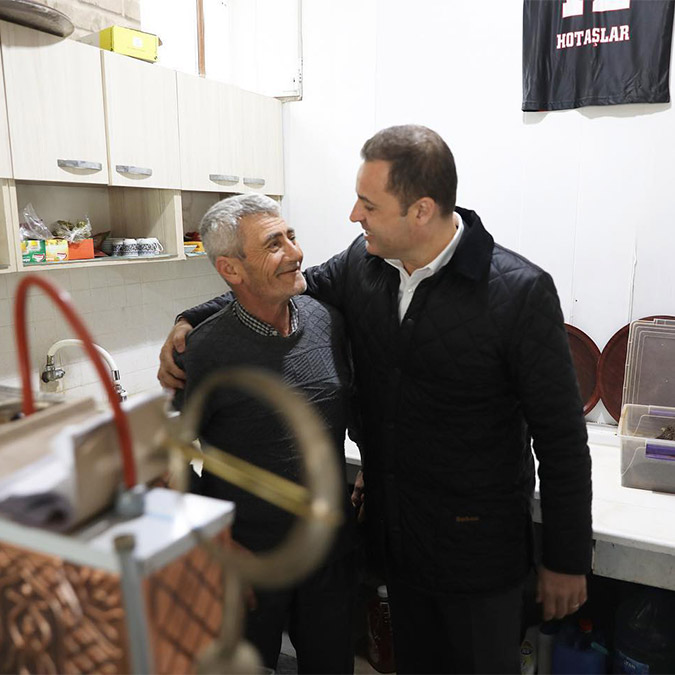 CHP Genel Başkan Yardımcısı Ahmet Akın, Kepsut Hotaşlar’da yaptığı ziyaretlerde büyük bir ilgi ile karşılandı. Akın, "14 Mayıs'ta baharlar gelecek memleketimize" dedi.