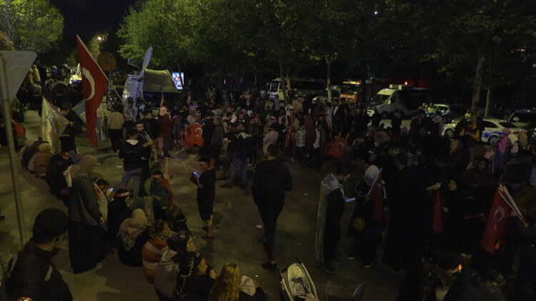 AK Parti İstanbul İl Başkanlığı önünde bekleyiş