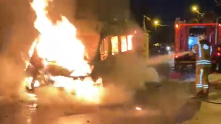 Abisinin servis minibüsü ve otomobilini yaktı