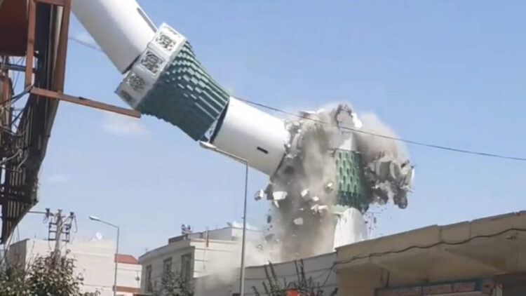 Ağır hasar gören Lale Camii'nin minaresi yıkıldı