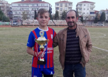 Amatör lig futbolcusu ve babası, kalp krizinden öldü
