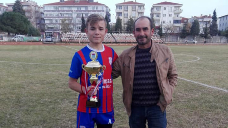 Amatör lig futbolcusu ve babası, kalp krizinden öldü