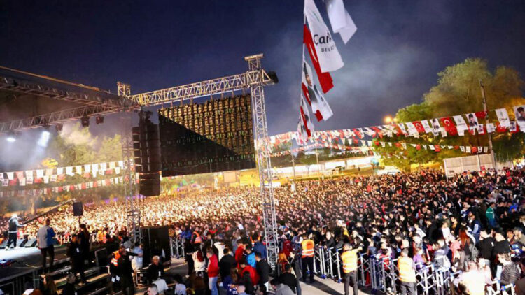 Ankara'da 19 Mayıs coşkusu; Sıla ve Ceza konser verdi