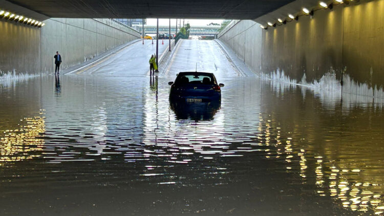Ankara'da sağanak sonrası sel; araçlar mahsur kaldı