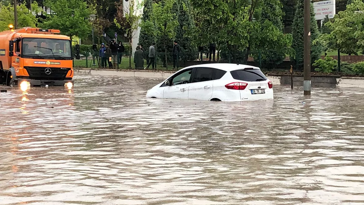 Ankarada saganak ve dolu yollar gole dondue - öne çıkan - haberton