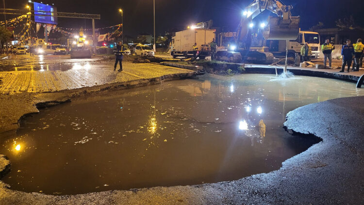 Ankara'da sağanak yağış; otoyol çöktü