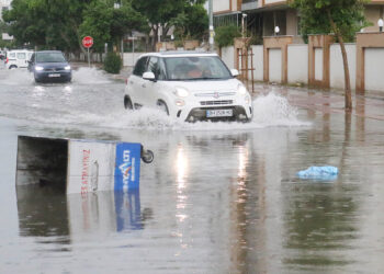 Antalya'da sağanak; asfalt kalktı