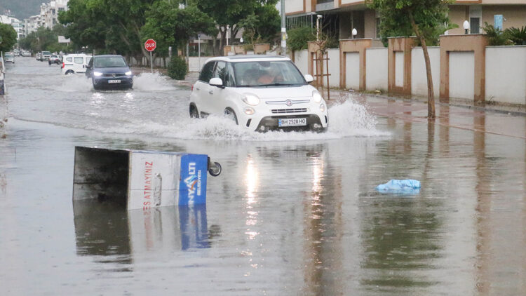 Antalya'da sağanak; asfalt kalktı
