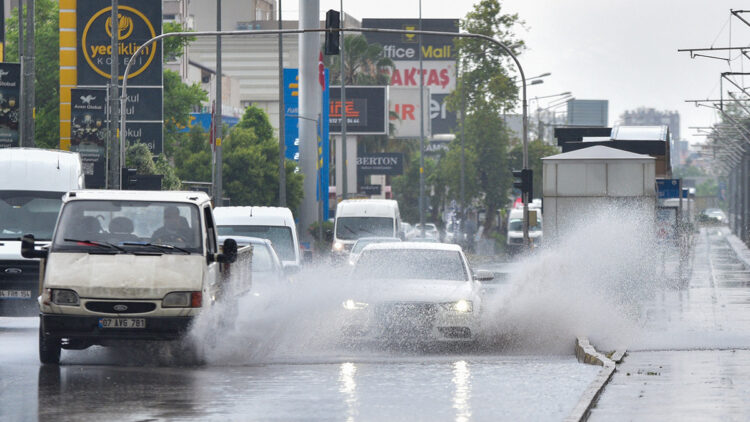 Antalya'da yağmur etkili oldu