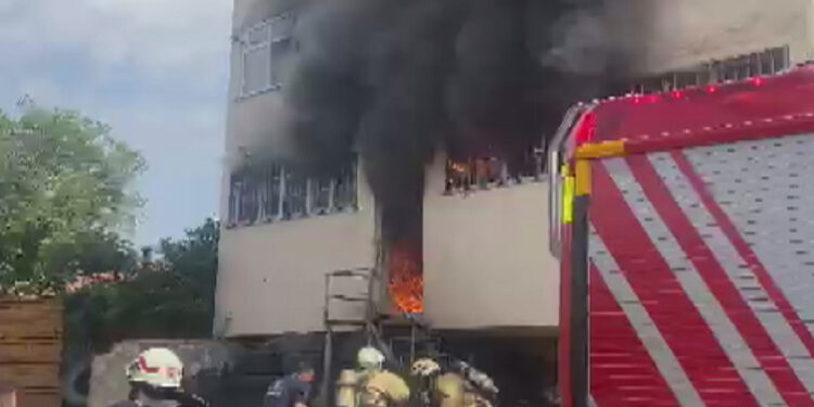 Arnavutköy'de lastik deposunda yangın