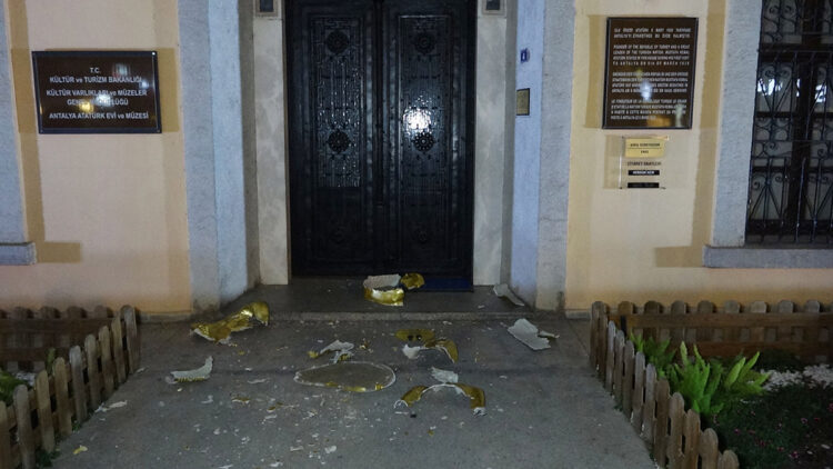 Atatürk Evi ve Müzesi önünde heykel kavgası