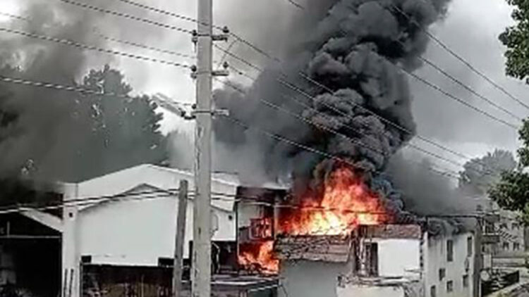 Atölyenin çatısında yangın çıktı