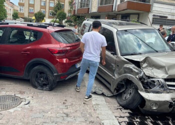 Avcılar’da 14 araca çarpan alkollü sürücü darbedildi