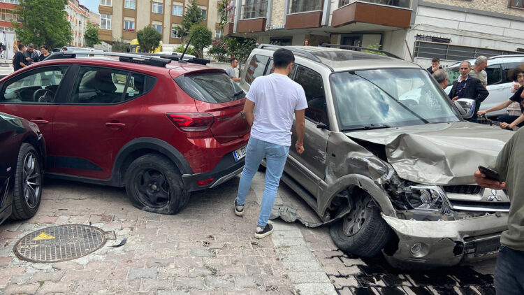 Avcılar’da 14 araca çarpan alkollü sürücü darbedildi