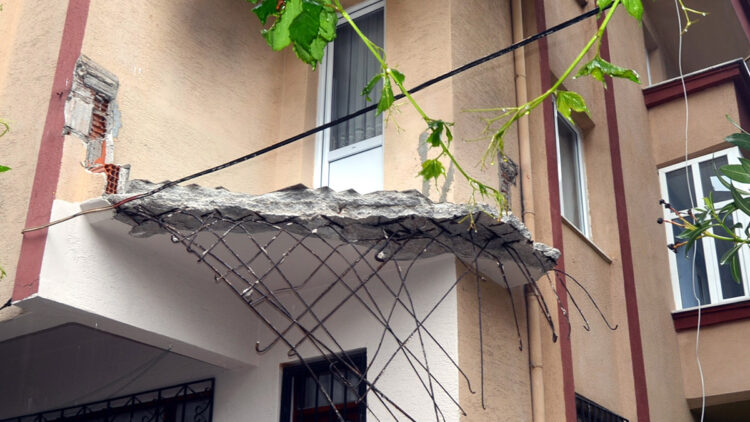 Avcılar'da balkonu çöken binaya tahliye kararı