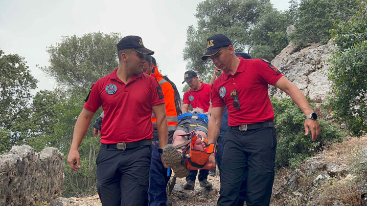Ayak bileği kırılan turisti, 2 saat sedyede taşıdılar