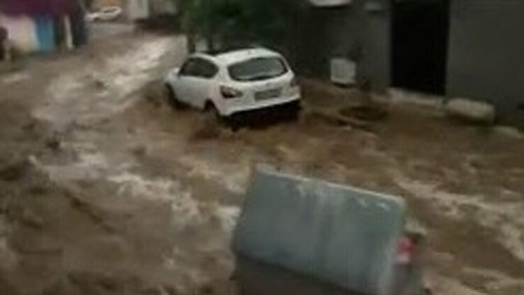 Aydın'da sel; caddeler göle döndü